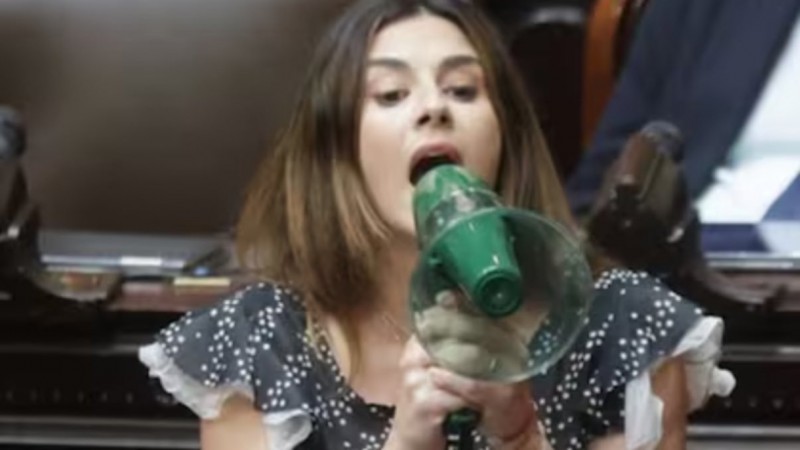Interna libertaria: Marcela Pagano usó un megáfono para denunciar presiones de Martín Menem